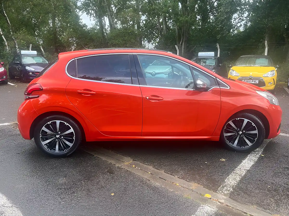 Used 2018 Peugeot 208 Allure Premium Orange - Interior and Exterior details 8
