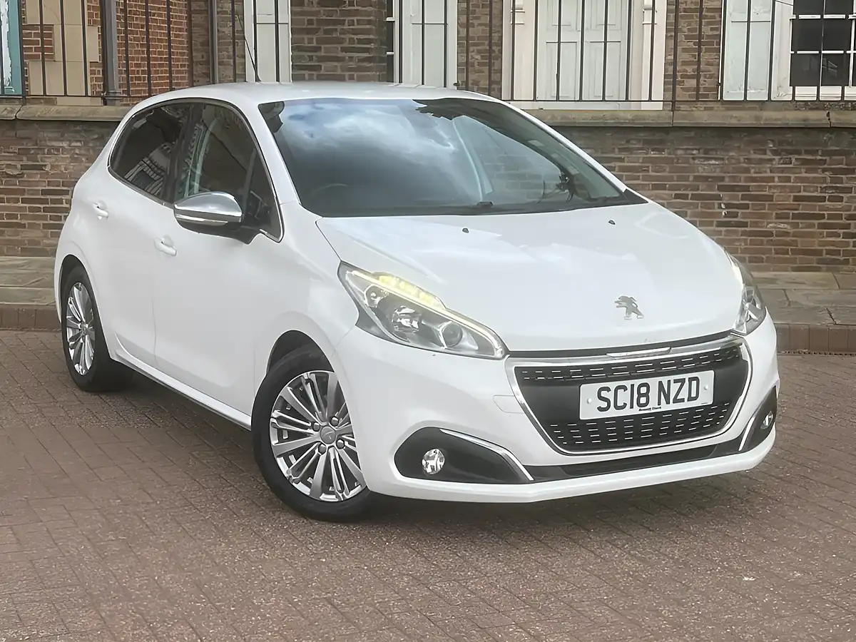 Used 2018 Peugeot 208 Allure White - Front View