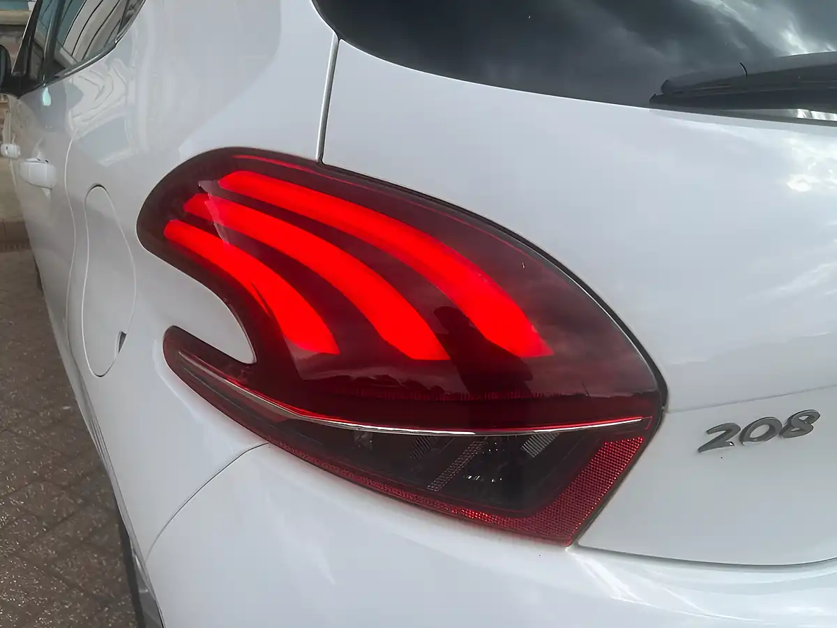 Used 2018 Peugeot 208 Allure White - Interior and Exterior details 14