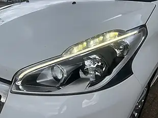 Used 2018 Peugeot 208 Allure White - Interior and Exterior details 4