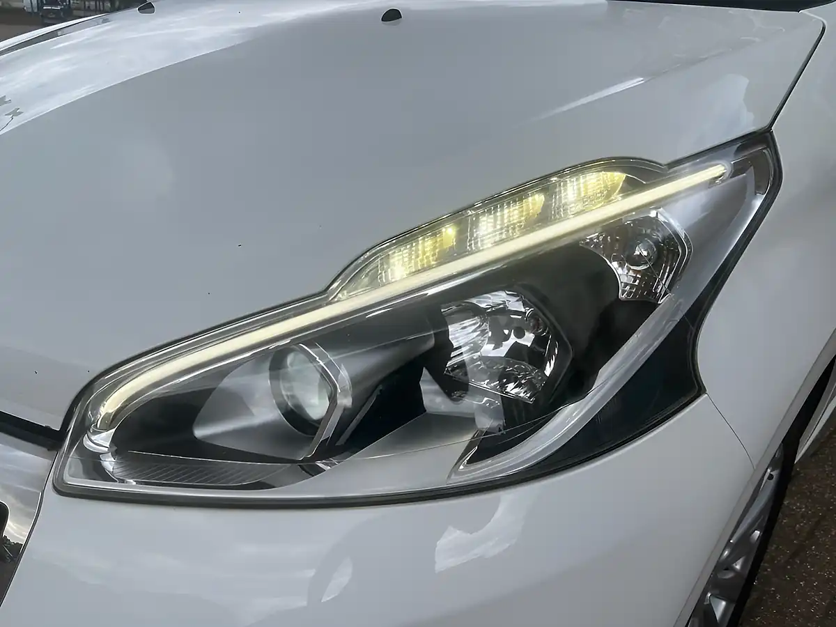 Used 2018 Peugeot 208 Allure White - Interior and Exterior details 4