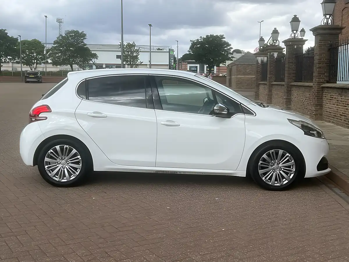 Used 2018 Peugeot 208 Allure White - Interior and Exterior details 5