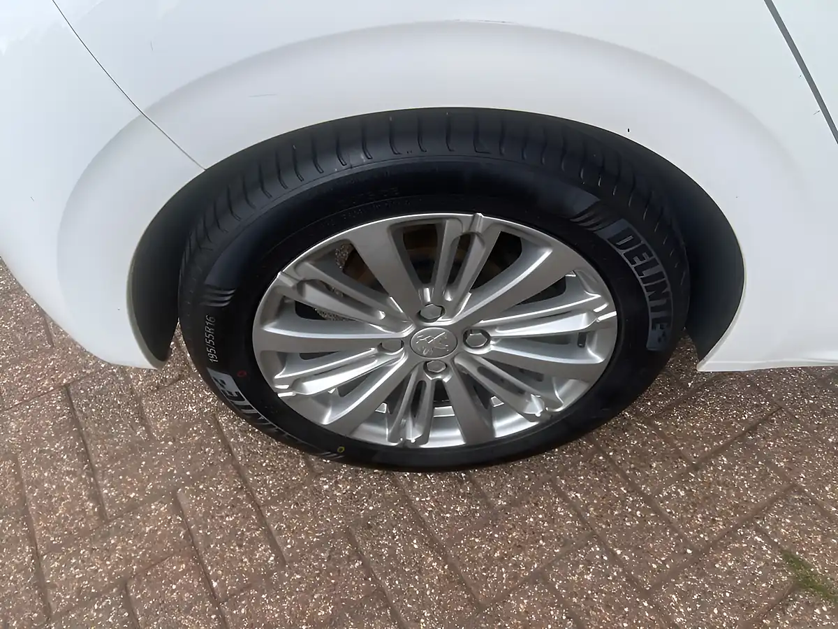 Used 2018 Peugeot 208 Allure White - Interior and Exterior details 7