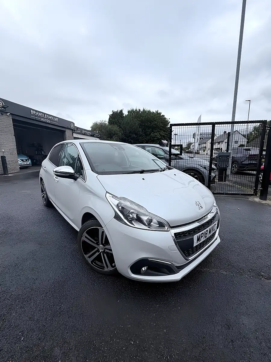 Used 2018 Peugeot 208 Allure White - Front View