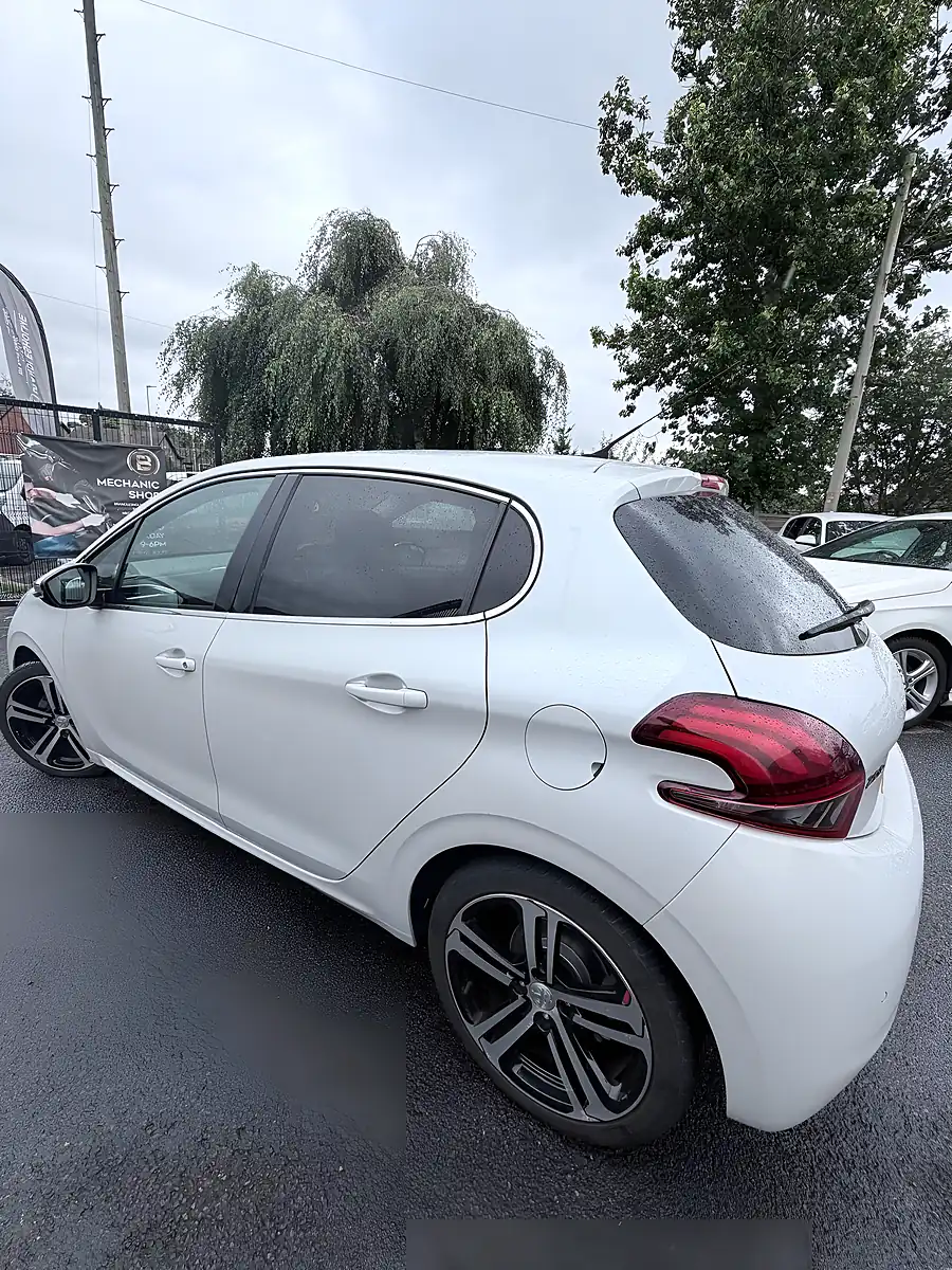 Used 2018 Peugeot 208 Allure White - Interior and Exterior details 4