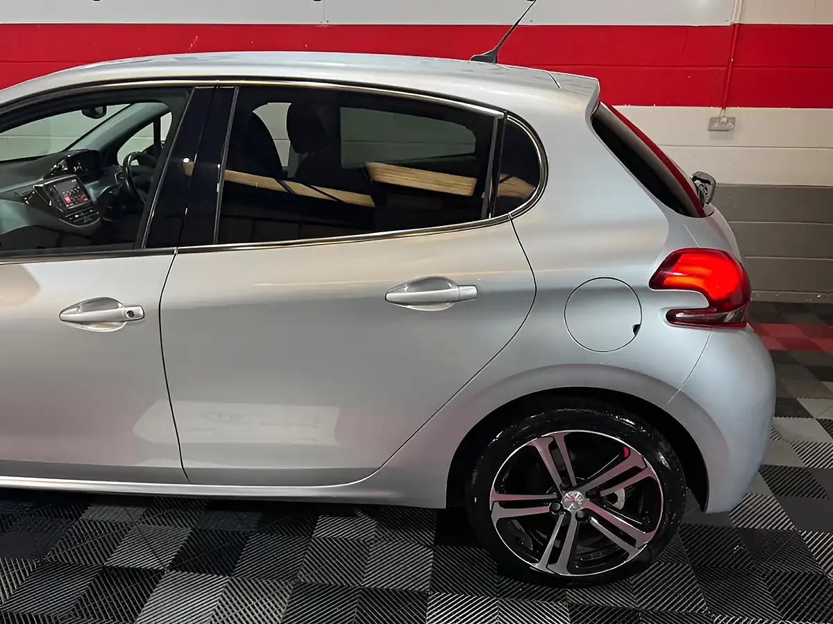 Used 2018 Peugeot 208 GT Line Silver - Interior and Exterior details 7