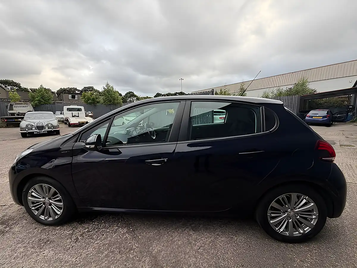 Used 2018 Peugeot 208 Signature Blue - Interior and Exterior details 12