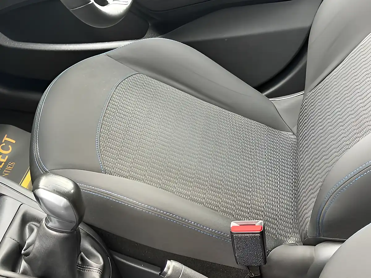 Used 2018 Peugeot 208 Signature Blue - Interior and Exterior details 15