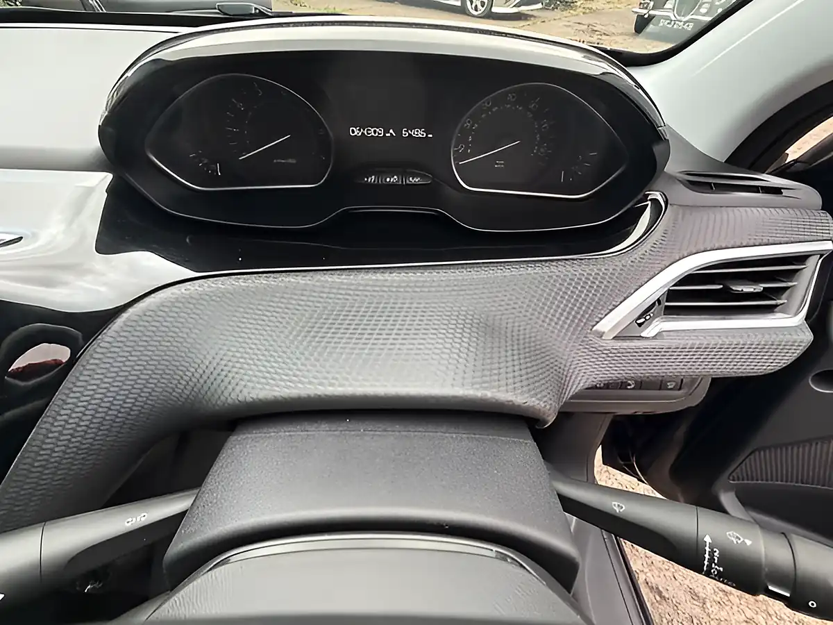 Used 2018 Peugeot 208 Signature Blue - Interior and Exterior details 19
