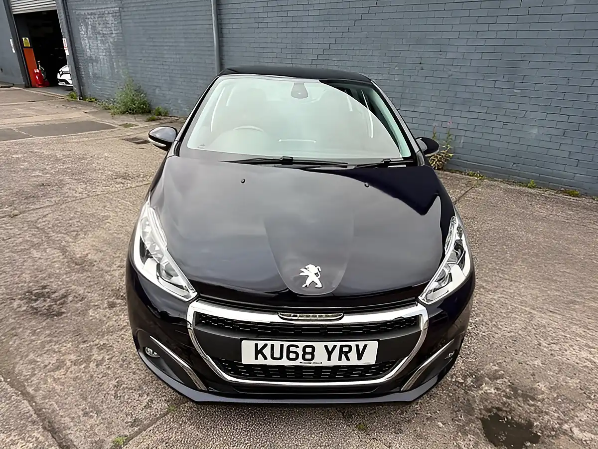 Used 2018 Peugeot 208 Signature Blue - Interior and Exterior details 7