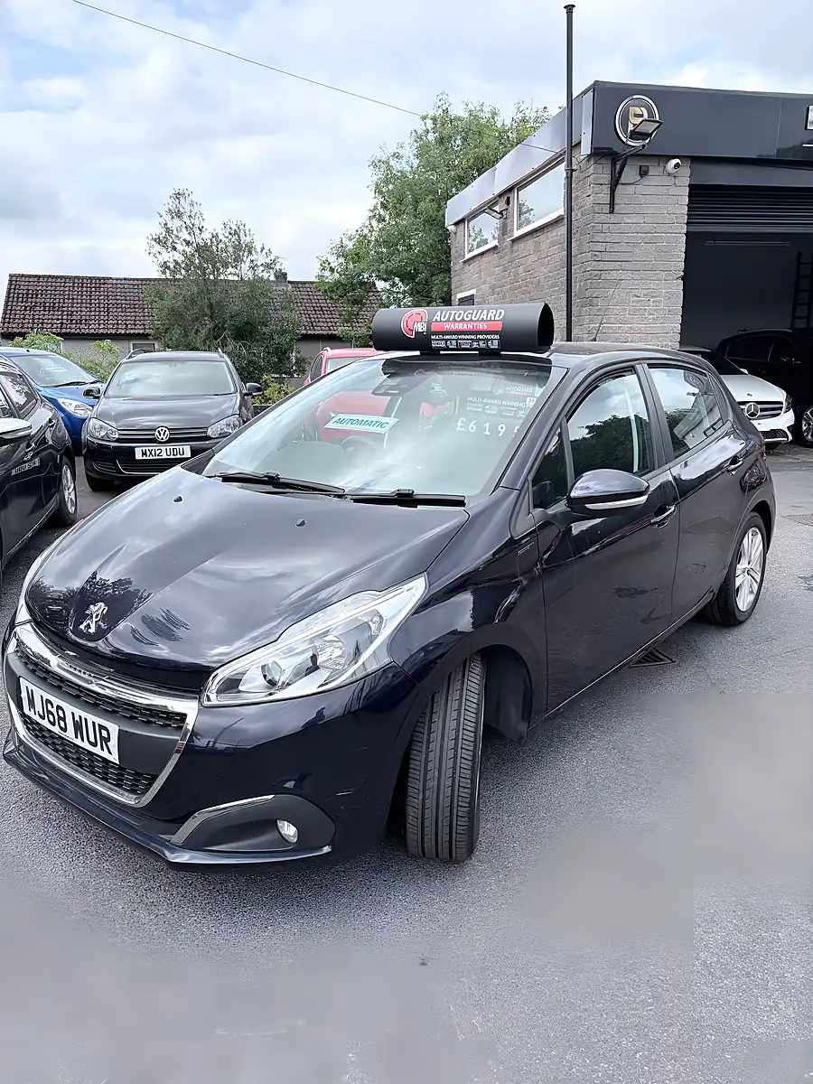 Used 2018 Peugeot 208 Signature Blue - Front View