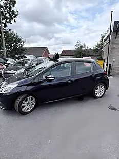 Used 2018 Peugeot 208 Signature Blue - Interior and Exterior details 3