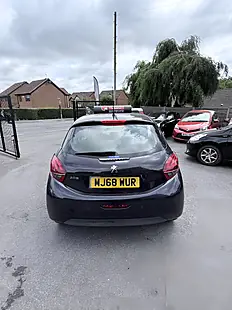 Used 2018 Peugeot 208 Signature Blue - Interior and Exterior details 4