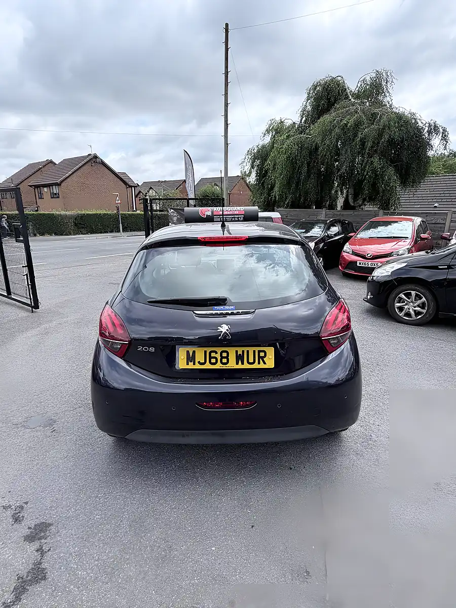 Used 2018 Peugeot 208 Signature Blue - Interior and Exterior details 4
