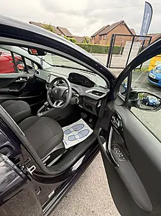 Used 2018 Peugeot 208 Signature Blue - Interior and Exterior details 5