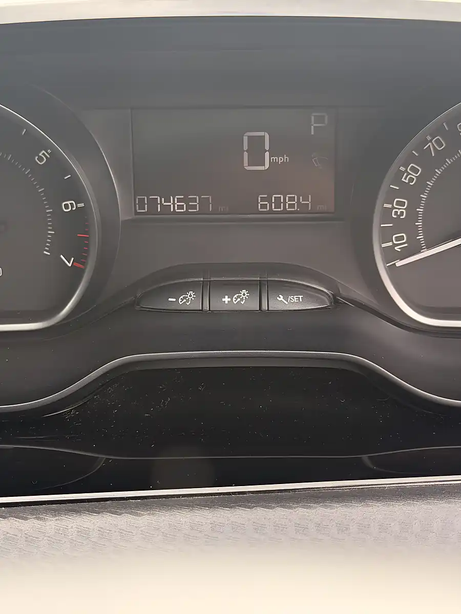 Used 2018 Peugeot 208 Signature Blue - Interior and Exterior details 6