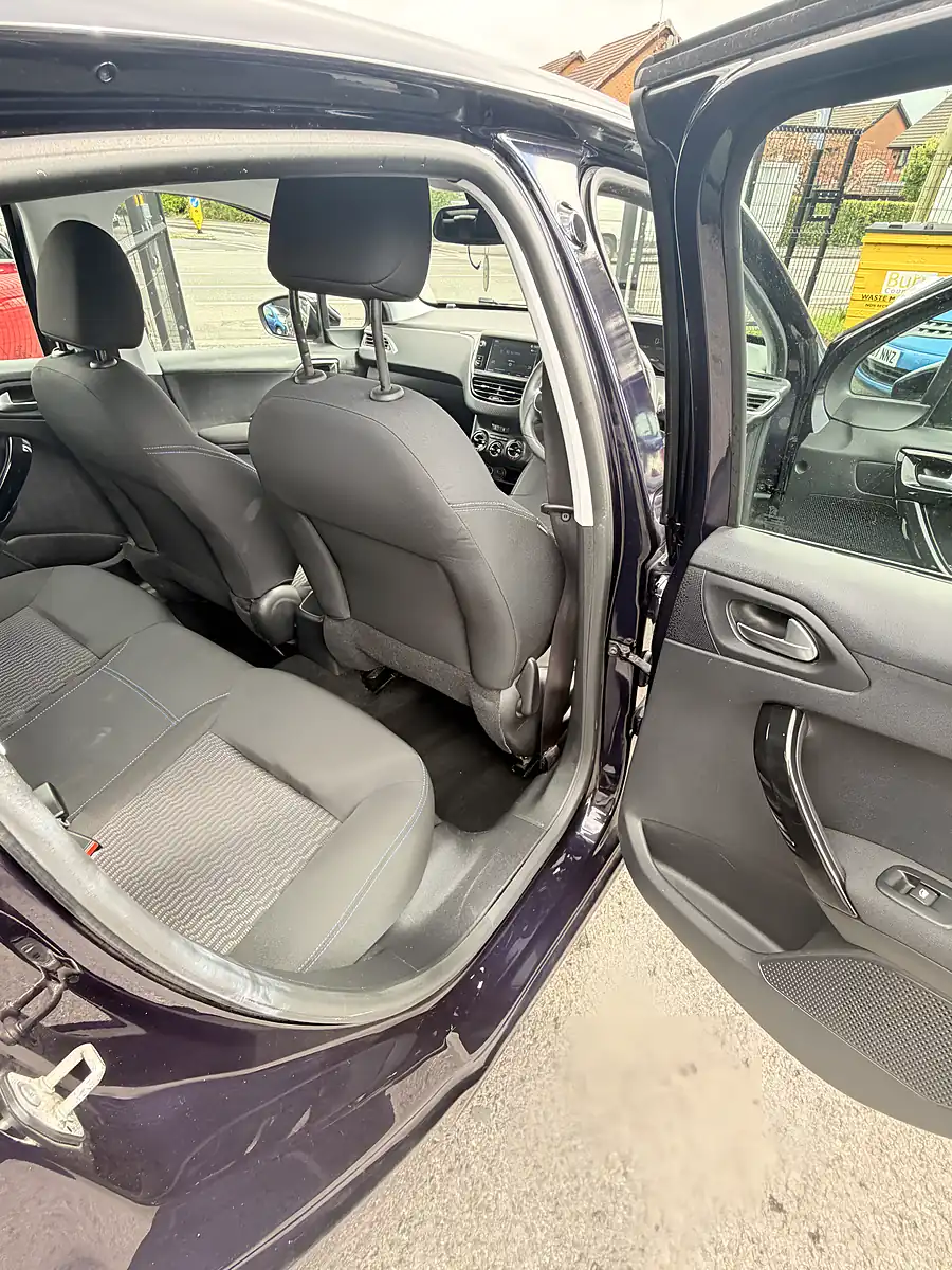 Used 2018 Peugeot 208 Signature Blue - Interior and Exterior details 8