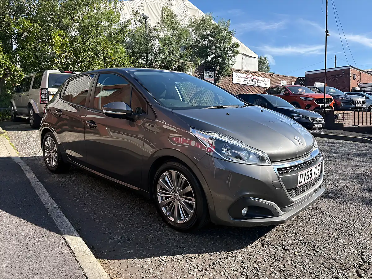 Used 2018 Peugeot 208 Signature Grey - Front View