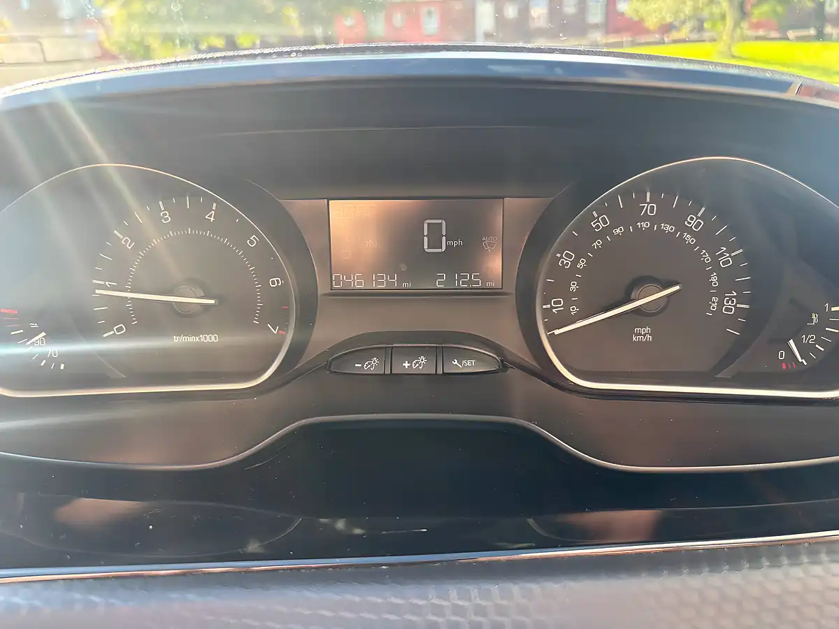 Used 2018 Peugeot 208 Signature Grey - Interior and Exterior details 14