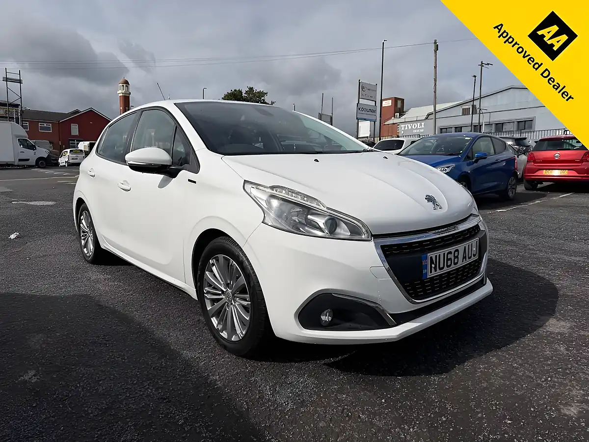 Used 2018 Peugeot 208 Signature White - Front View