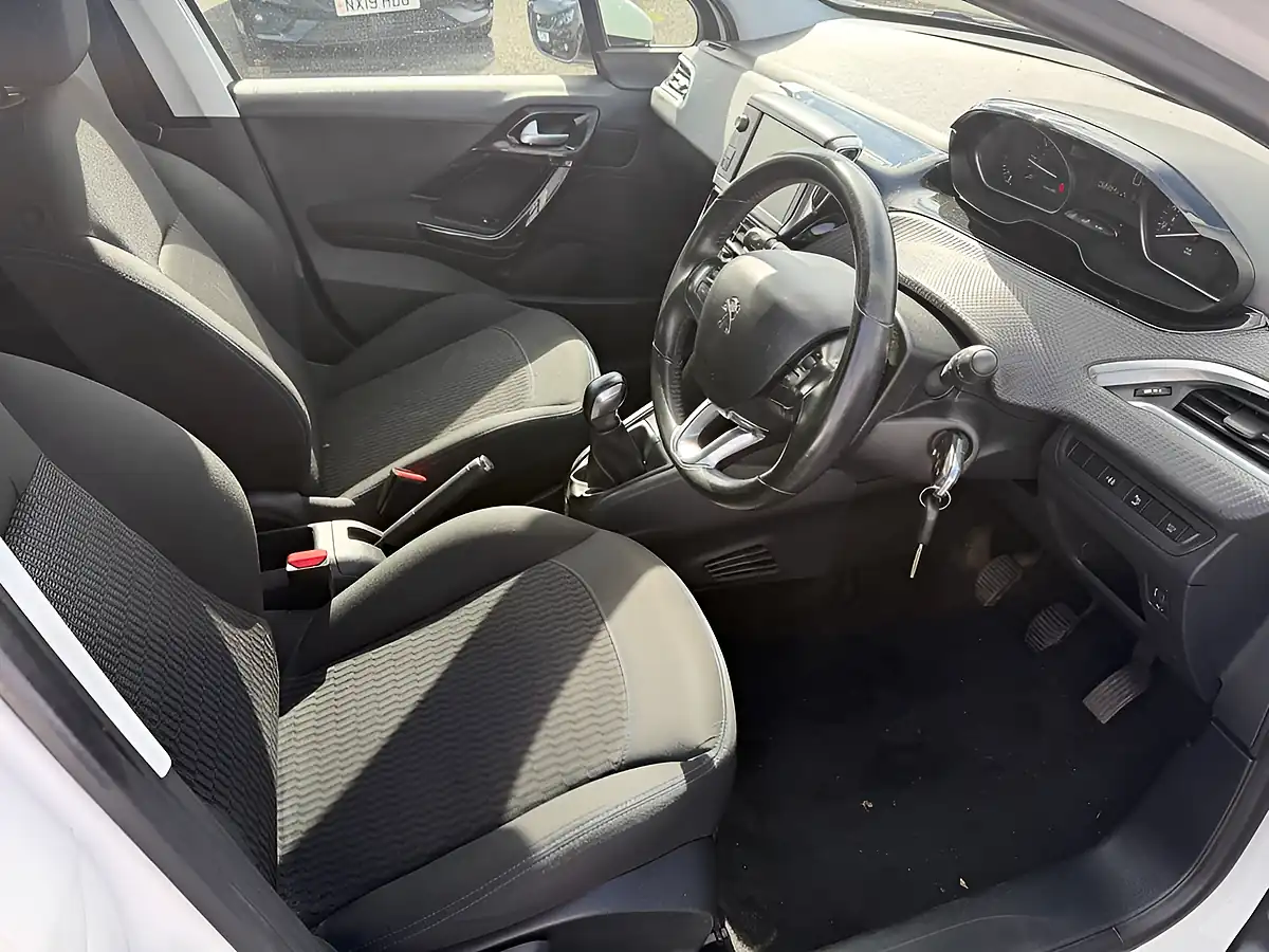 Used 2018 Peugeot 208 Signature White - Interior and Exterior details 13