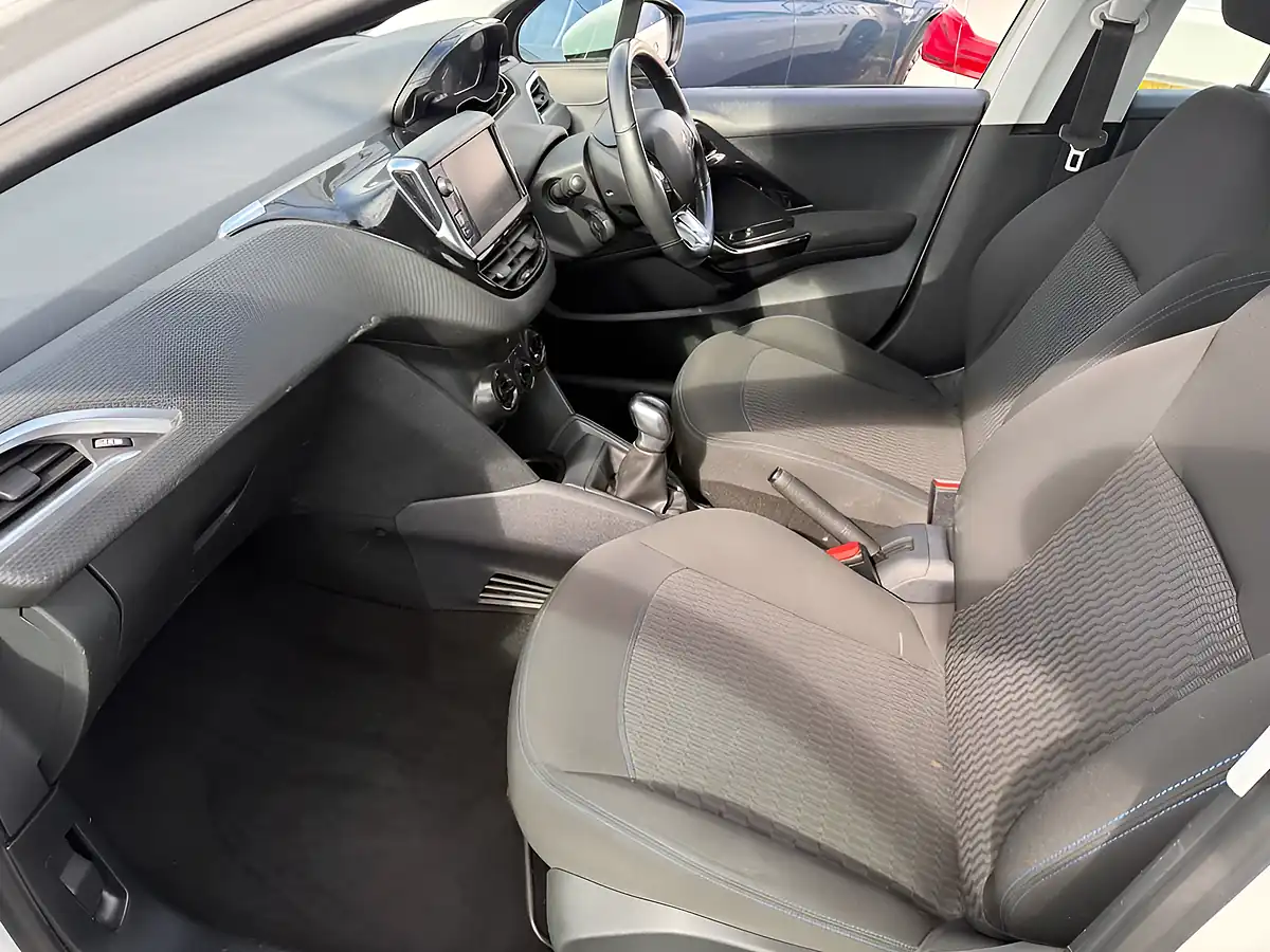 Used 2018 Peugeot 208 Signature White - Interior and Exterior details 14