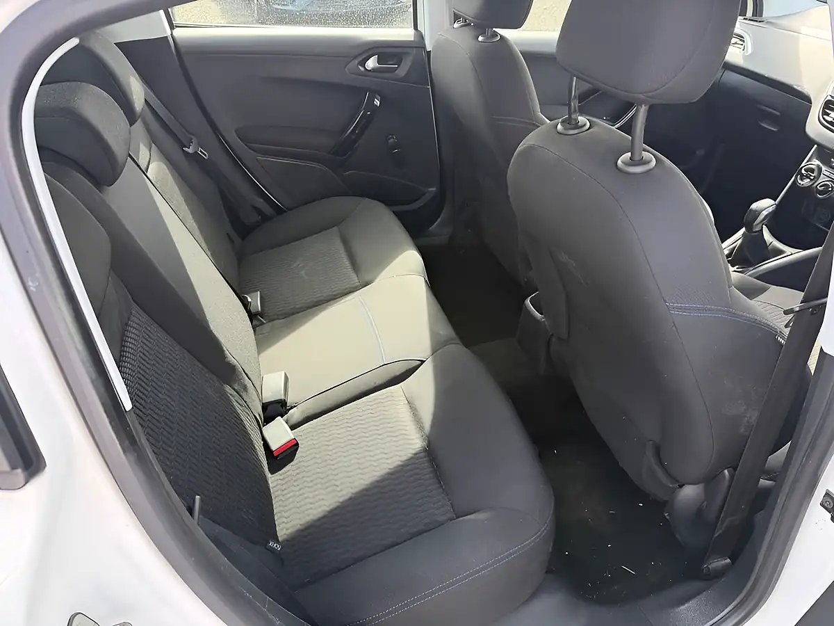 Used 2018 Peugeot 208 Signature White - Interior and Exterior details 15