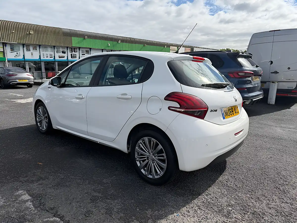 Used 2018 Peugeot 208 Signature White - Interior and Exterior details 19