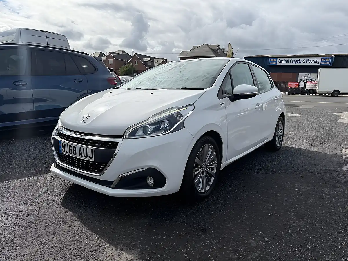 Used 2018 Peugeot 208 Signature White - Interior and Exterior details 20