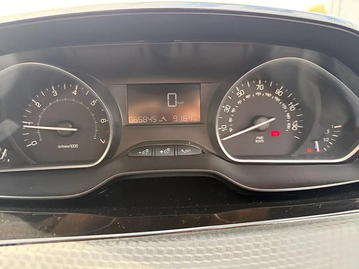 Used 2018 Peugeot 208 Signature White - Interior and Exterior details 4