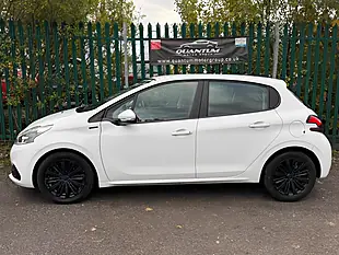 Used 2018 Peugeot 208 Signature White - Interior and Exterior details 12