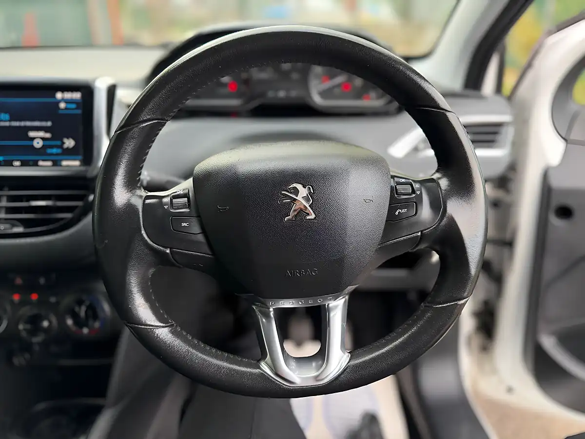 Used 2018 Peugeot 208 Signature White - Interior and Exterior details 13