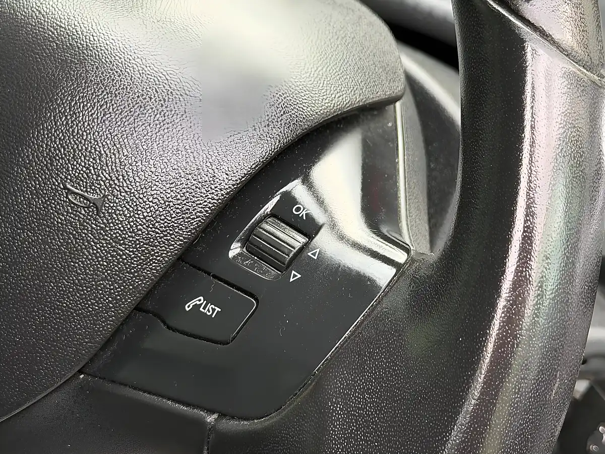 Used 2018 Peugeot 208 Signature White - Interior and Exterior details 17