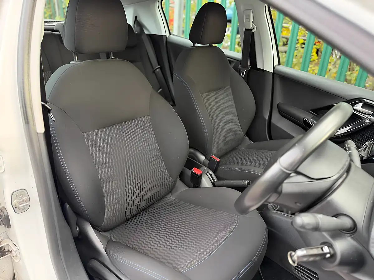 Used 2018 Peugeot 208 Signature White - Interior and Exterior details 18