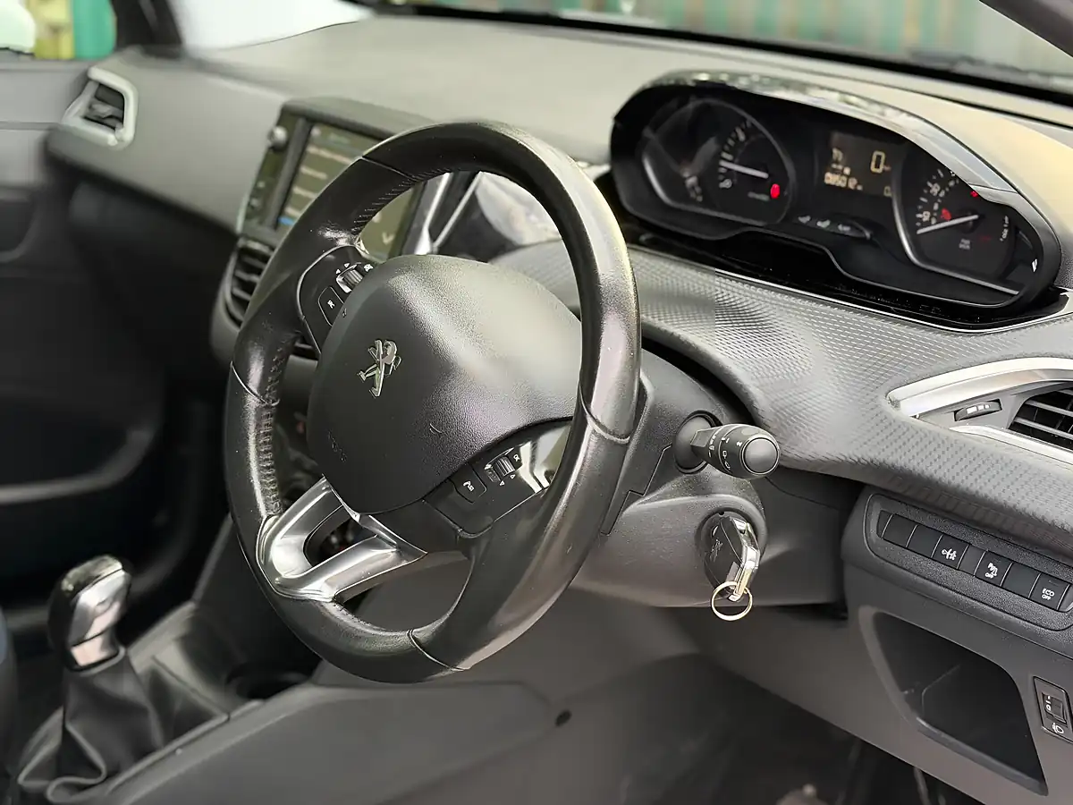 Used 2018 Peugeot 208 Signature White - Interior and Exterior details 4