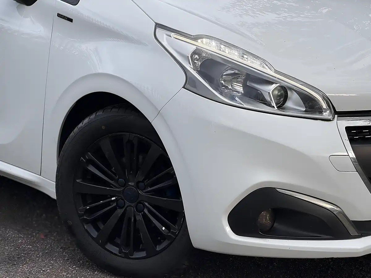 Used 2018 Peugeot 208 Signature White - Interior and Exterior details 5
