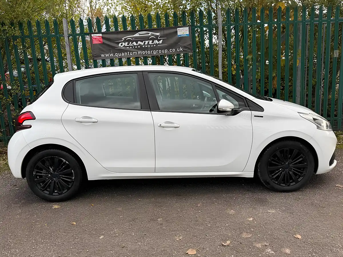 Used 2018 Peugeot 208 Signature White - Interior and Exterior details 8