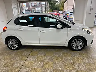 Used 2018 Peugeot 208 Signature White - Interior and Exterior details 11