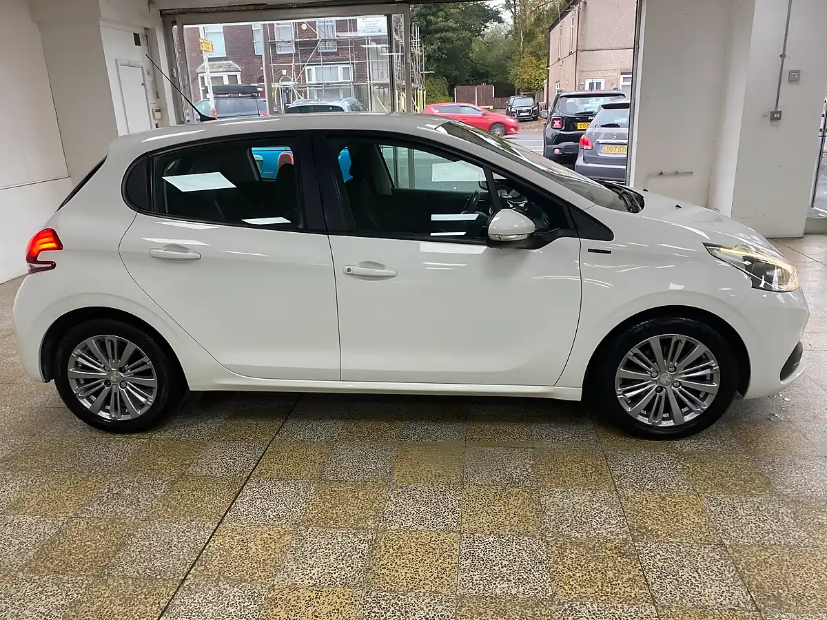 Used 2018 Peugeot 208 Signature White - Interior and Exterior details 11