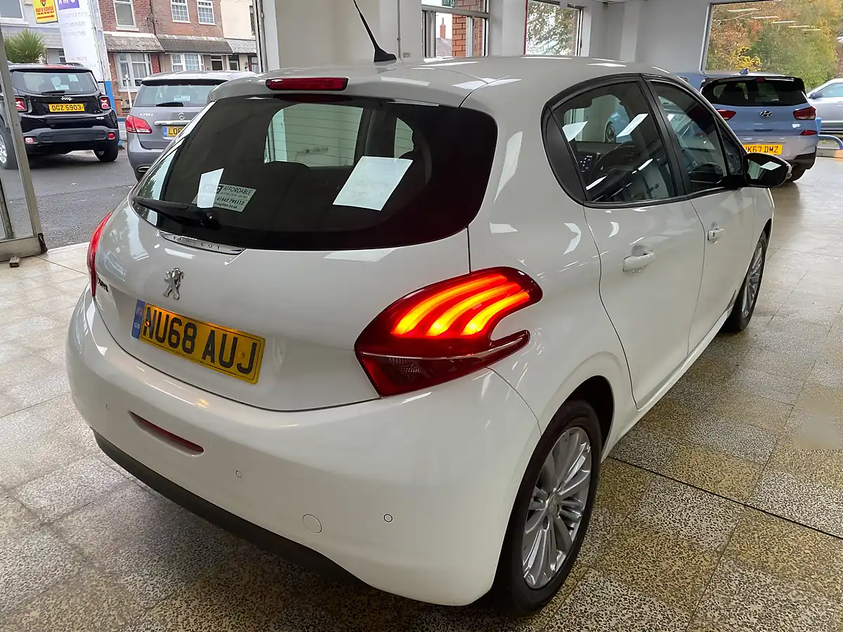 Used 2018 Peugeot 208 Signature White - Interior and Exterior details 12