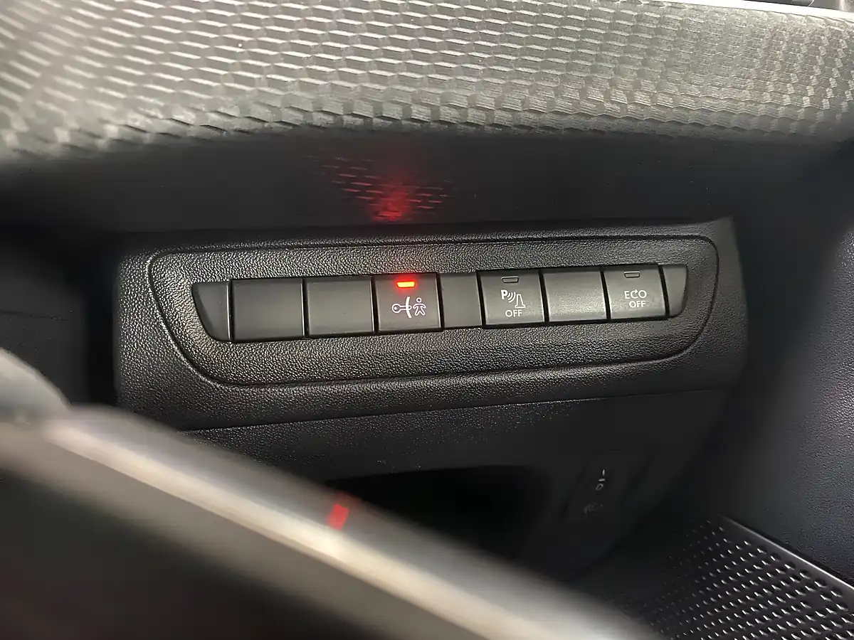 Used 2018 Peugeot 208 Signature White - Interior and Exterior details 13