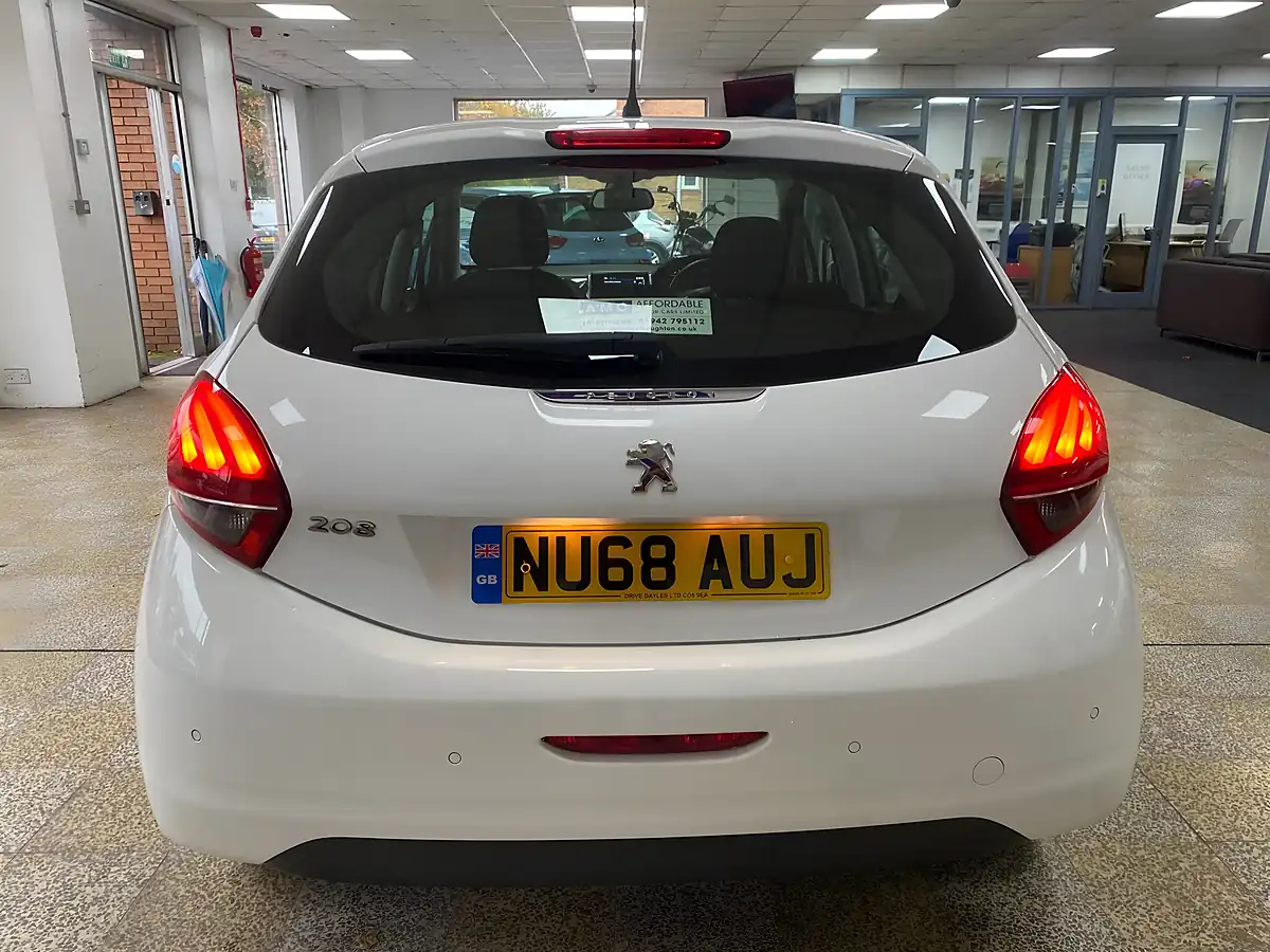 Used 2018 Peugeot 208 Signature White - Interior and Exterior details 7