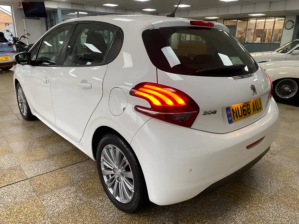 Used 2018 Peugeot 208 Signature White - Interior and Exterior details 8