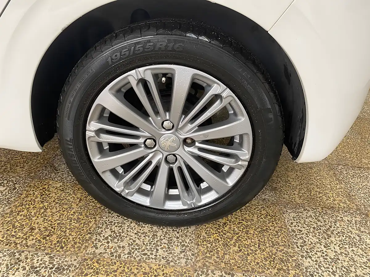 Used 2018 Peugeot 208 Signature White - Interior and Exterior details 9