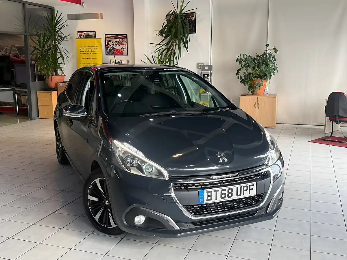 Used 2018 Peugeot 208 Tech Edition Grey - Front View