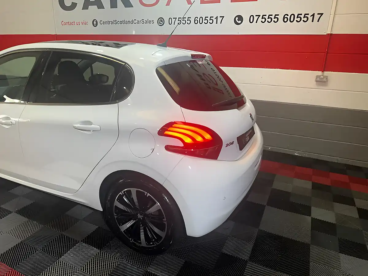 Used 2018 Peugeot 208 Tech Edition White - Interior and Exterior details 12