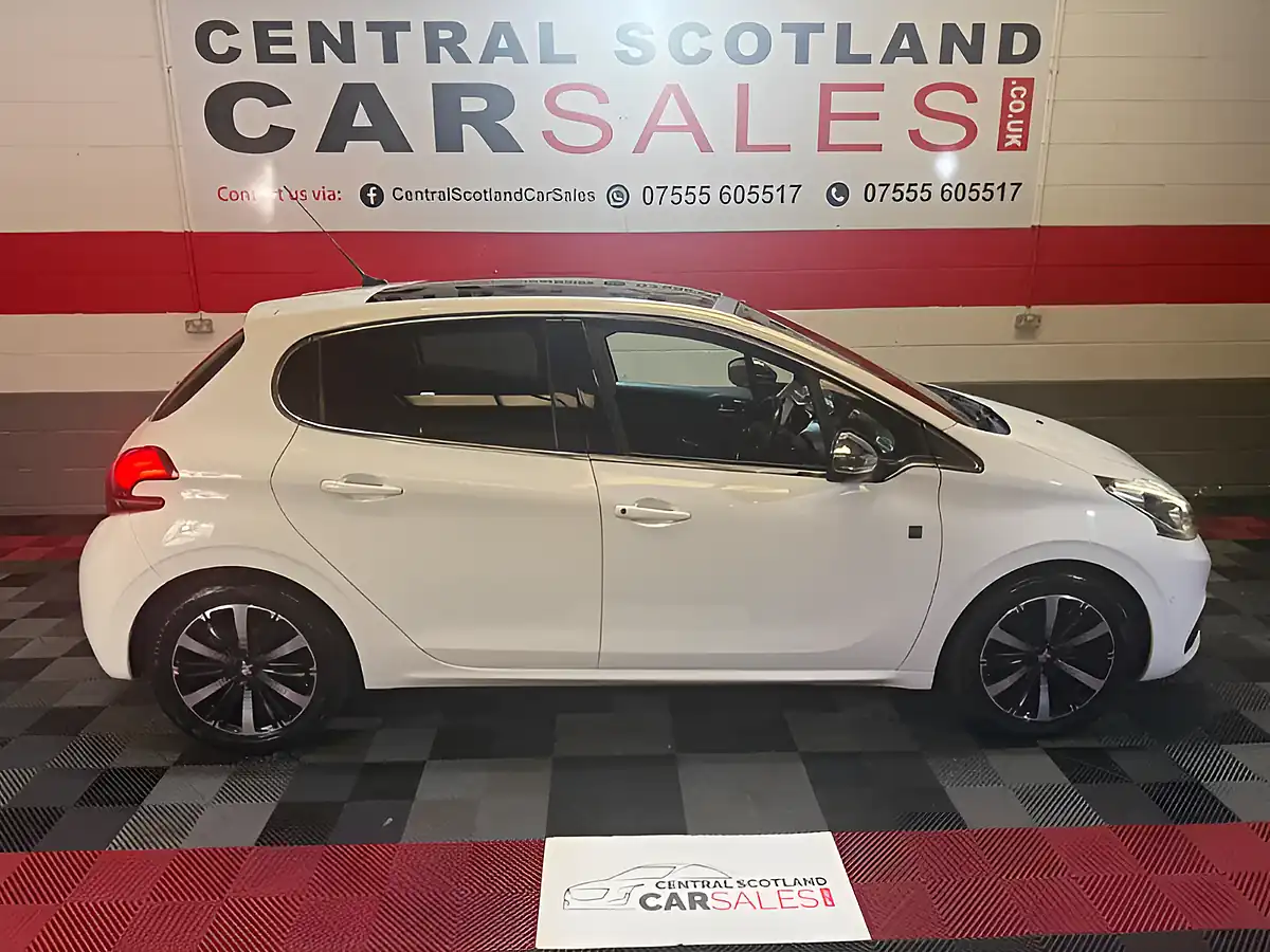 Used 2018 Peugeot 208 Tech Edition White - Interior and Exterior details 14