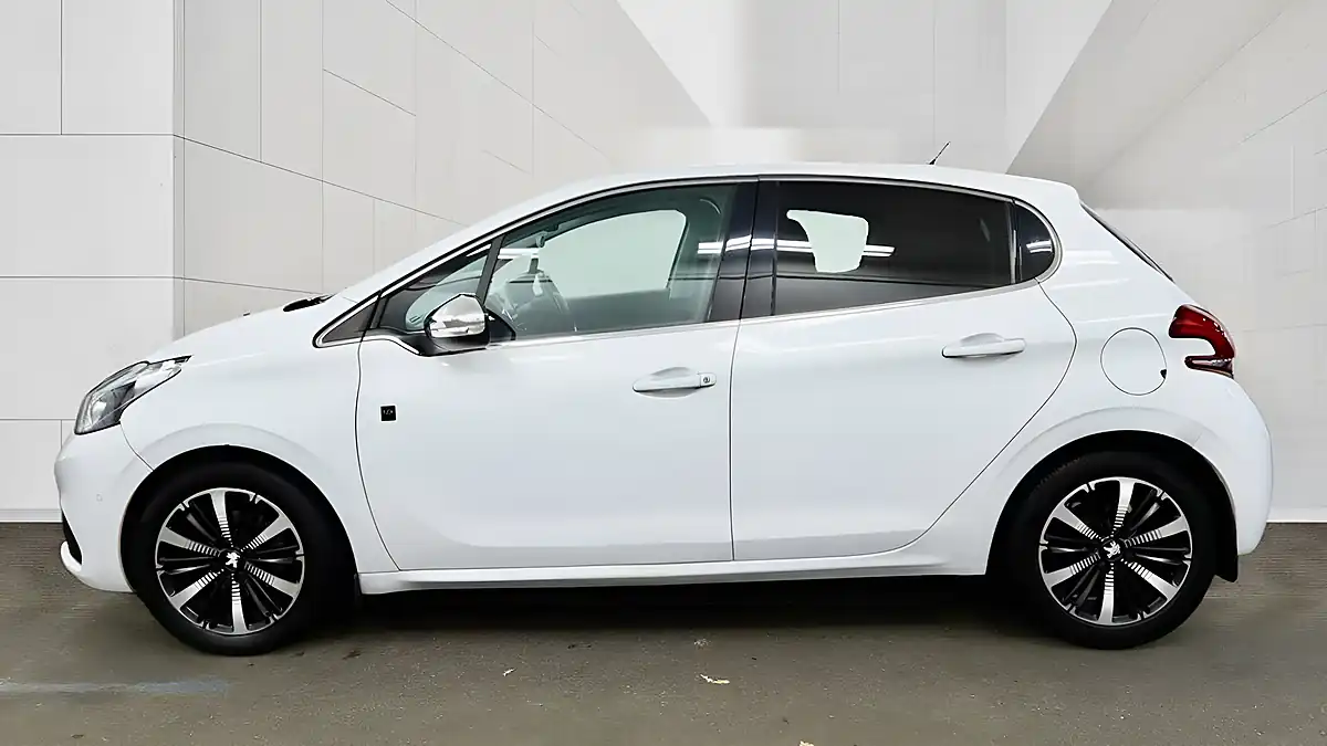 Used 2018 Peugeot 208 Tech Edition White - Interior and Exterior details 4