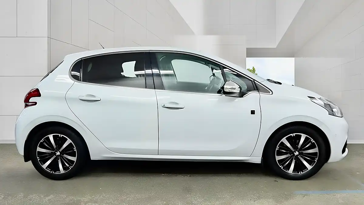 Used 2018 Peugeot 208 Tech Edition White - Interior and Exterior details 9