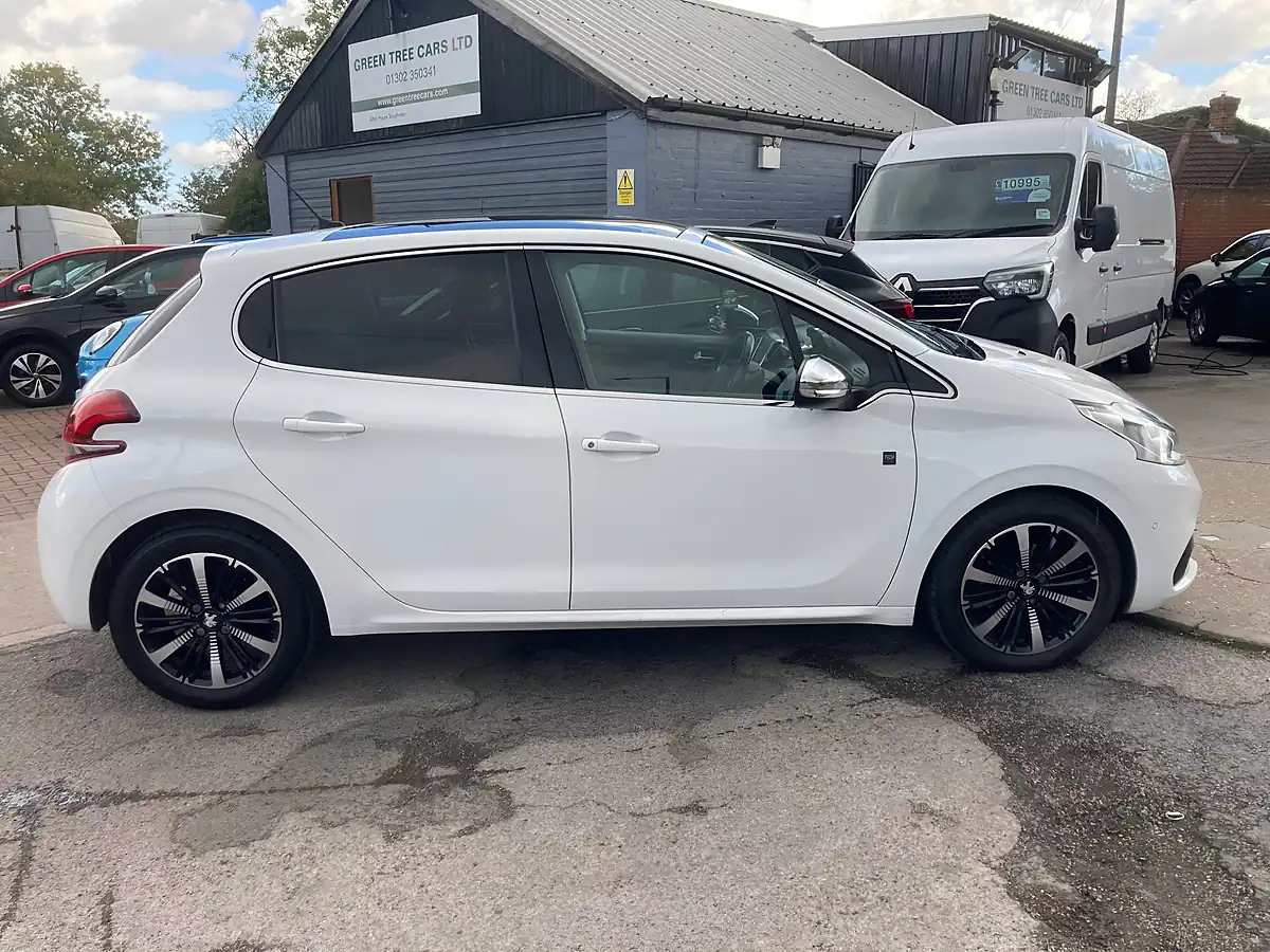 Used 2018 Peugeot 208 Tech Edition White - Interior and Exterior details 7